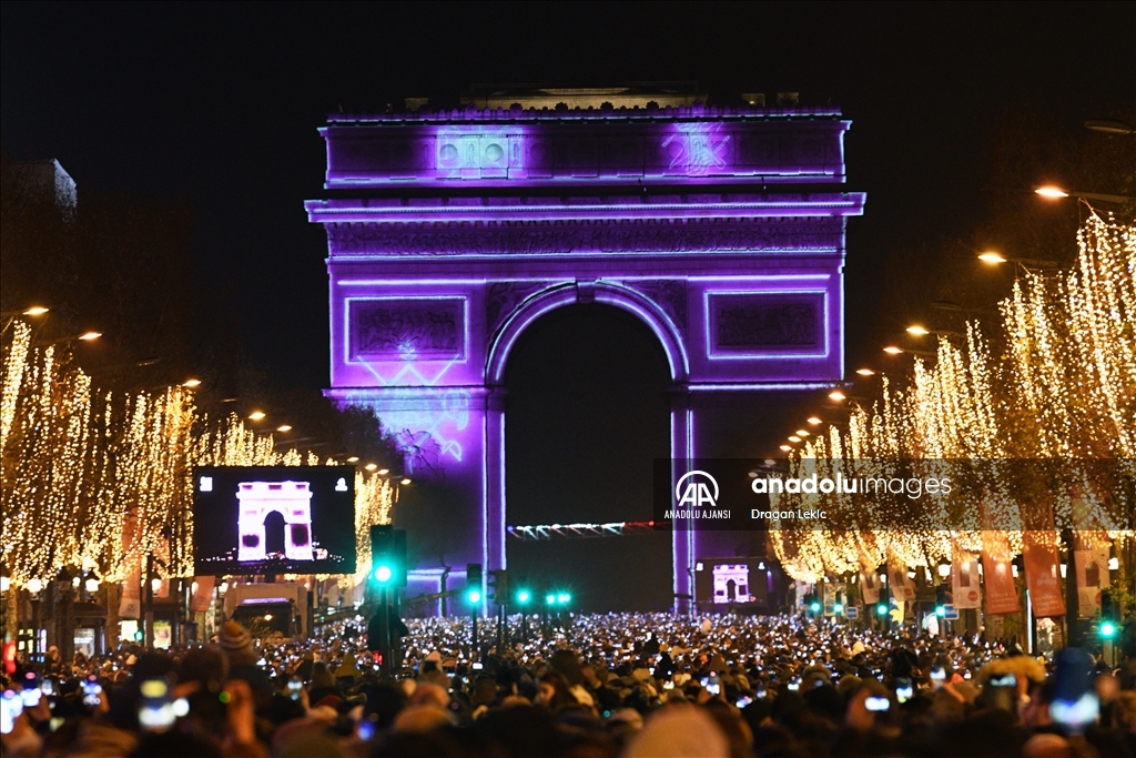 Paris'te yeni yıl kutlamaları