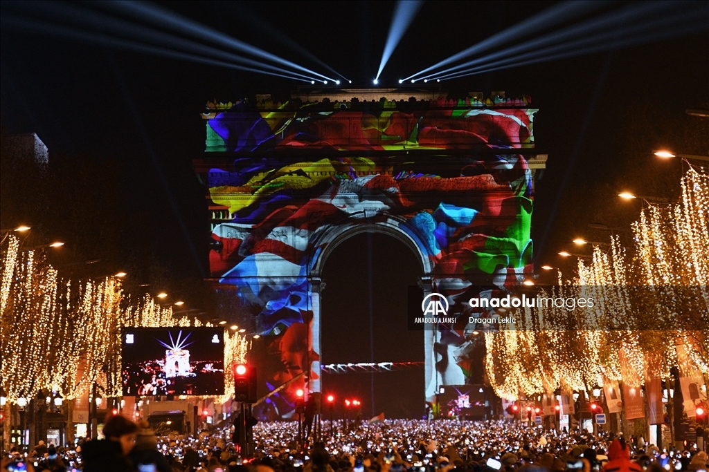 Paris'te yeni yıl kutlamaları