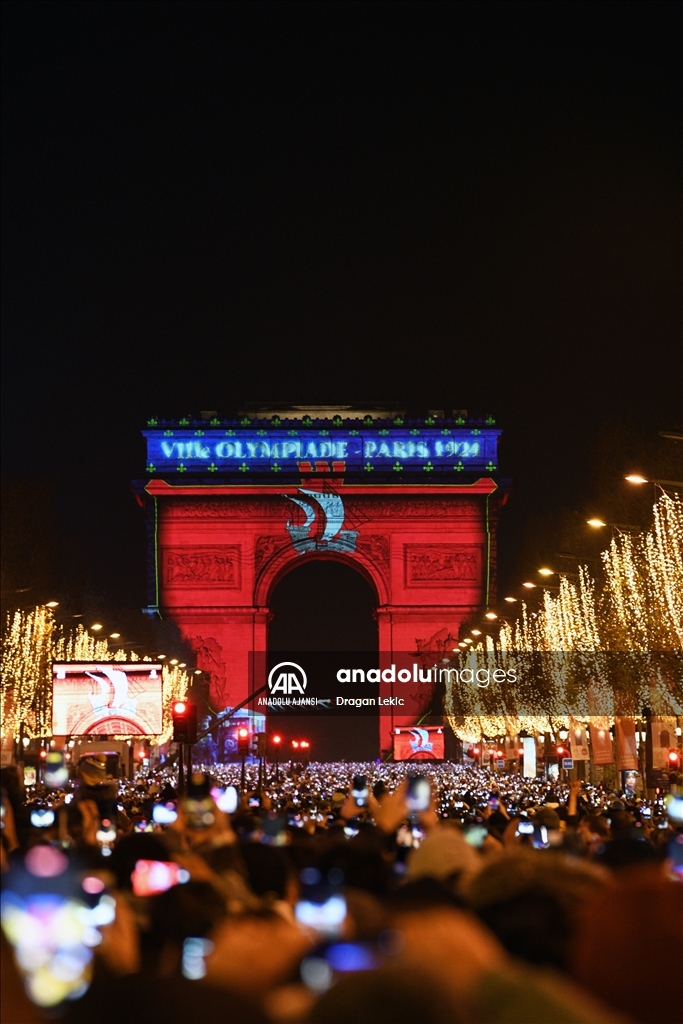 Paris'te yeni yıl kutlamaları