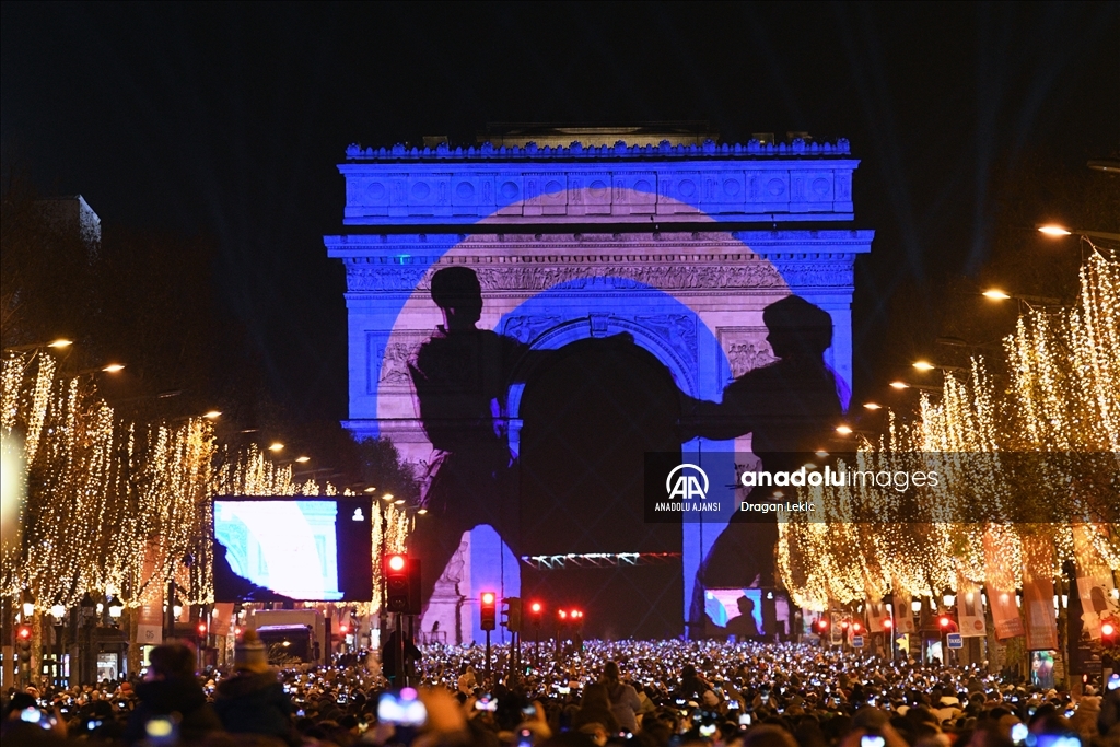 Paris'te yeni yıl kutlamaları
