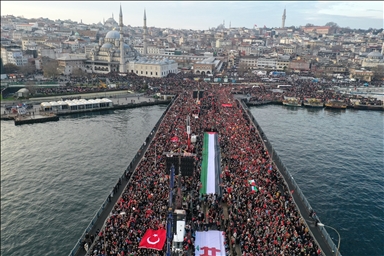 Des milliers de personnes affluent sur le Pont Galata à Istanbul pour dire non au terrorisme et exprimer leur soutien à la Palestine