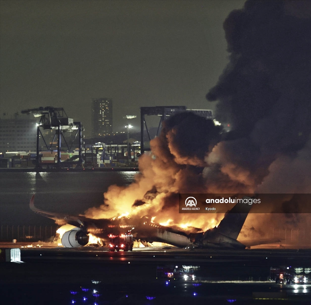 Japon: Un avion prend feu sur la piste de l'aéroport Haneda