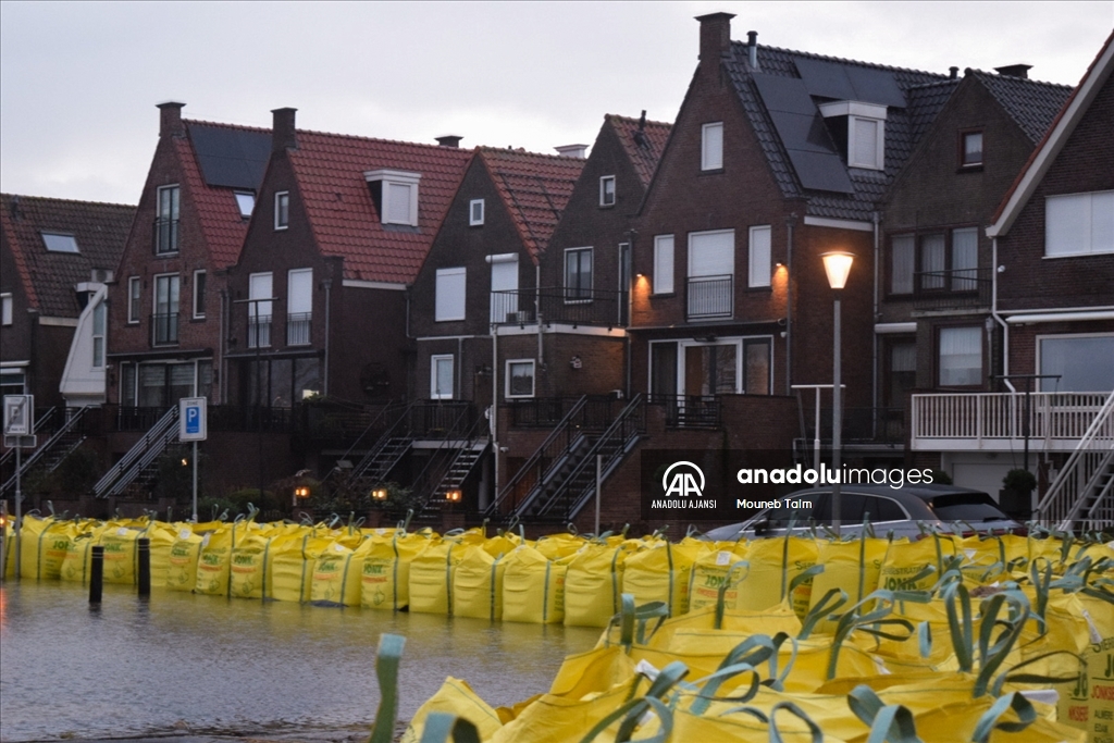 Hollanda'da Henk fırtınası sebebiyle Noord-Holland kentinde sel meydana geldi