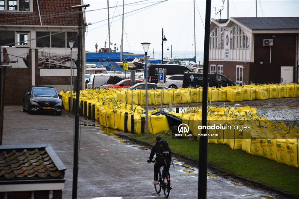 Hollanda'da Henk fırtınası sebebiyle Noord-Holland kentinde sel meydana geldi