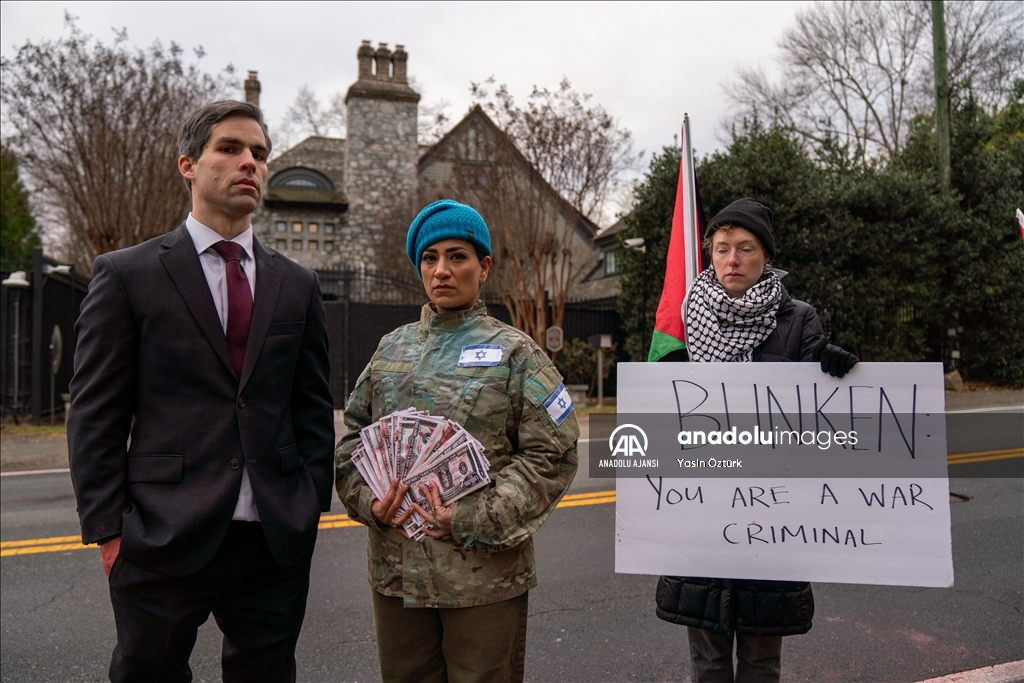 ABD Dışişleri Bakanı Blinken’e kırmızı boyalı protesto