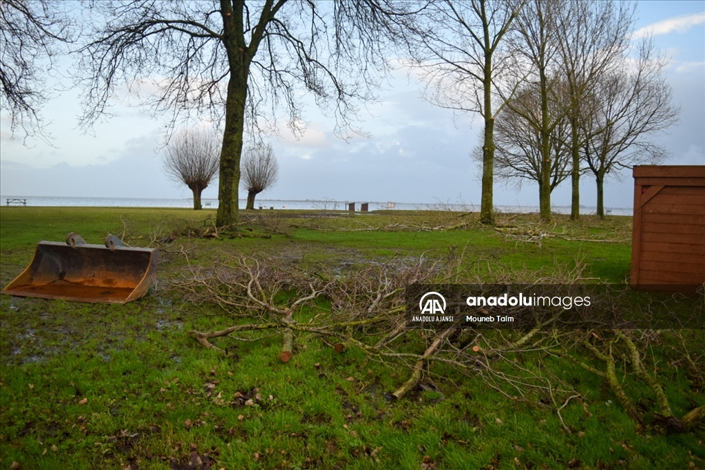 Hollanda'da Henk fırtınası sebebiyle Noord-Holland kentinde sel meydana geldi