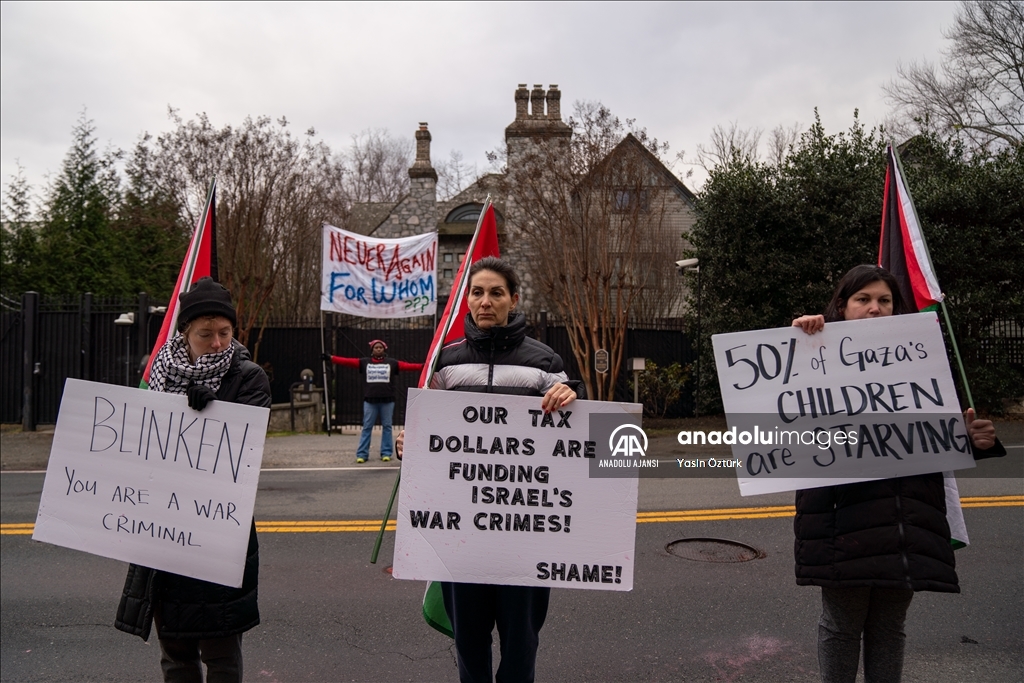 ABD Dışişleri Bakanı Blinken’e kırmızı boyalı protesto