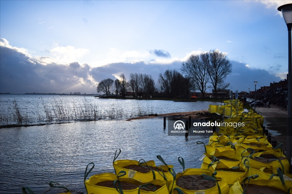 Hollanda'da Henk fırtınası sebebiyle Noord-Holland kentinde sel meydana geldi