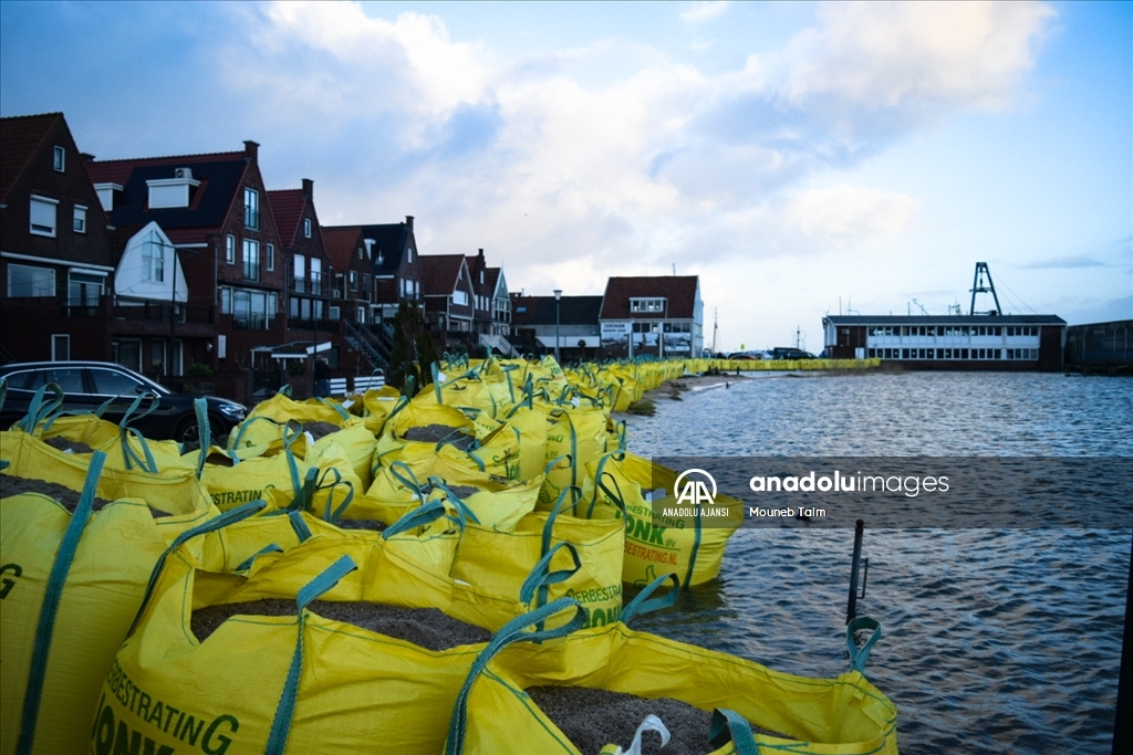 Hollanda'da Henk fırtınası sebebiyle Noord-Holland kentinde sel meydana geldi