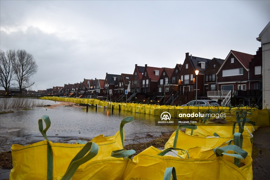 Hollanda'da Henk fırtınası sebebiyle Noord-Holland kentinde sel meydana geldi
