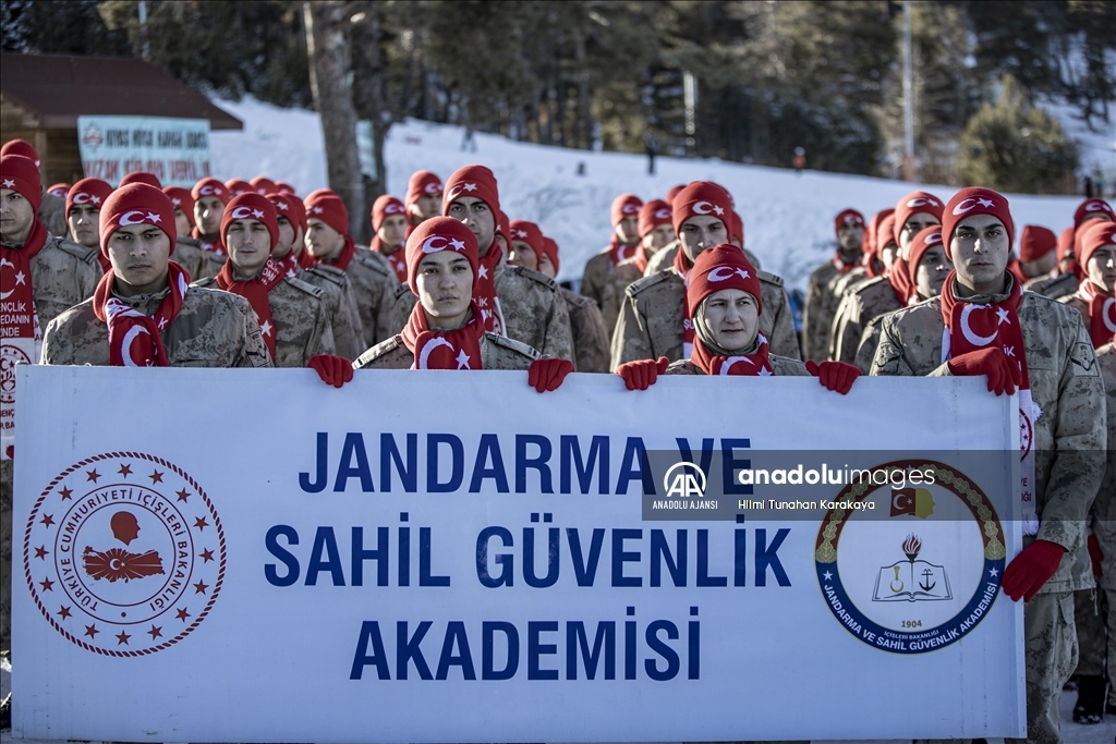 Kars'ta Sarıkamış şehitlerini temsilen yapılan kardan heykeller açıldı