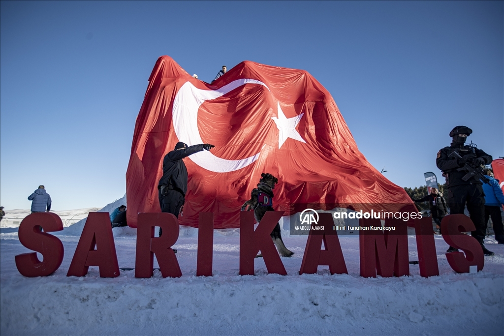 Kars'ta Sarıkamış şehitlerini temsilen yapılan kardan heykeller açıldı