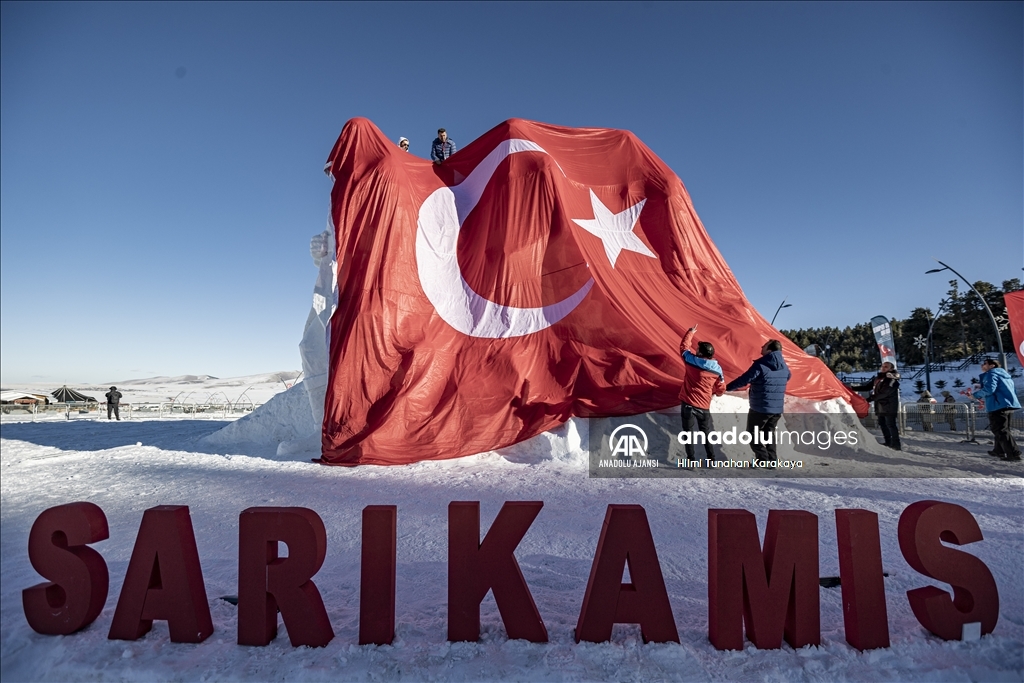 Kars'ta Sarıkamış şehitlerini temsilen yapılan kardan heykeller açıldı