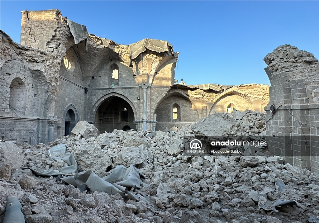 İsrail, Gazze'deki 14 asırlık Büyük Ömeri Camii'ni yıktı