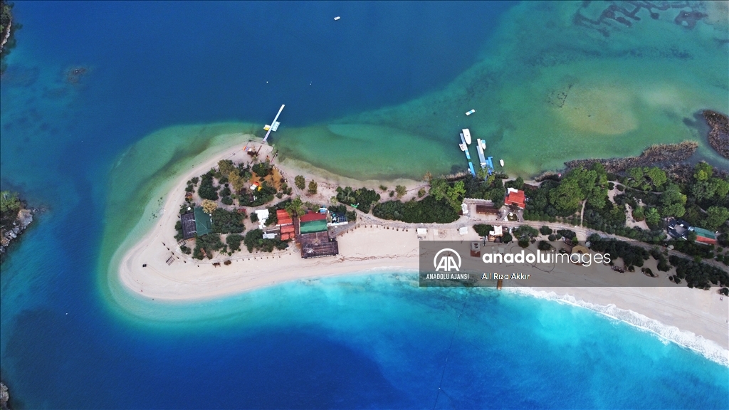 Fethiye'de Ölüdeniz'in rengi turkuaza döndü