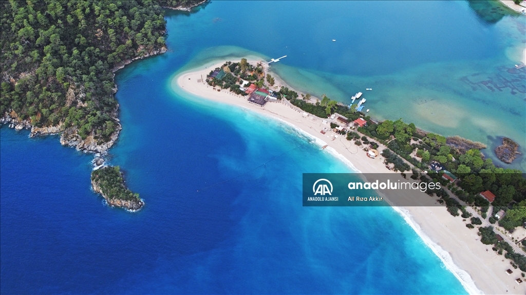 Fethiye'de Ölüdeniz'in rengi turkuaza döndü