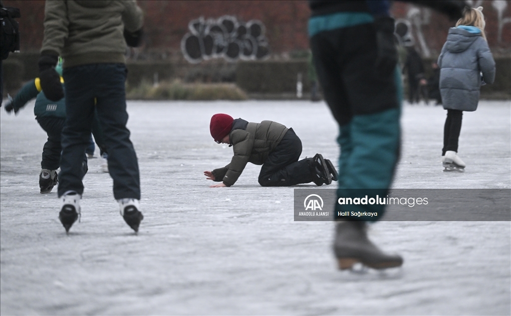 Berlin'de donan süs havuzunun üzerinde buz pateni yaptılar