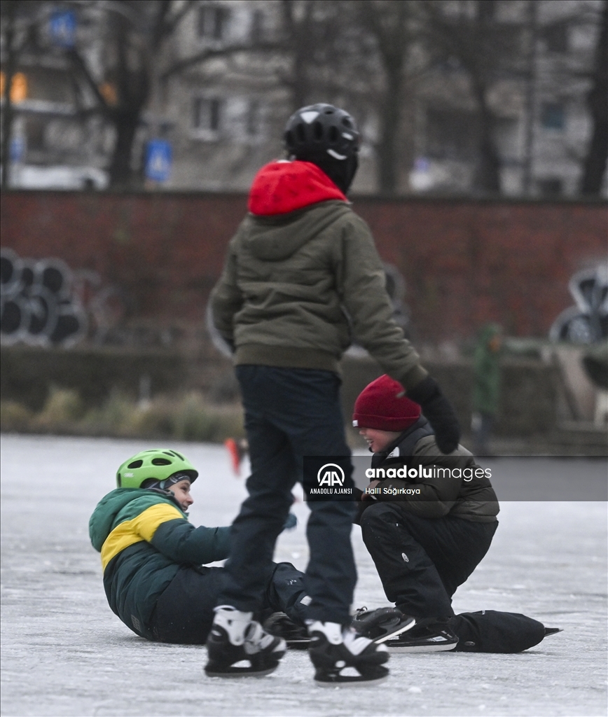 Berlin'de donan süs havuzunun üzerinde buz pateni yaptılar
