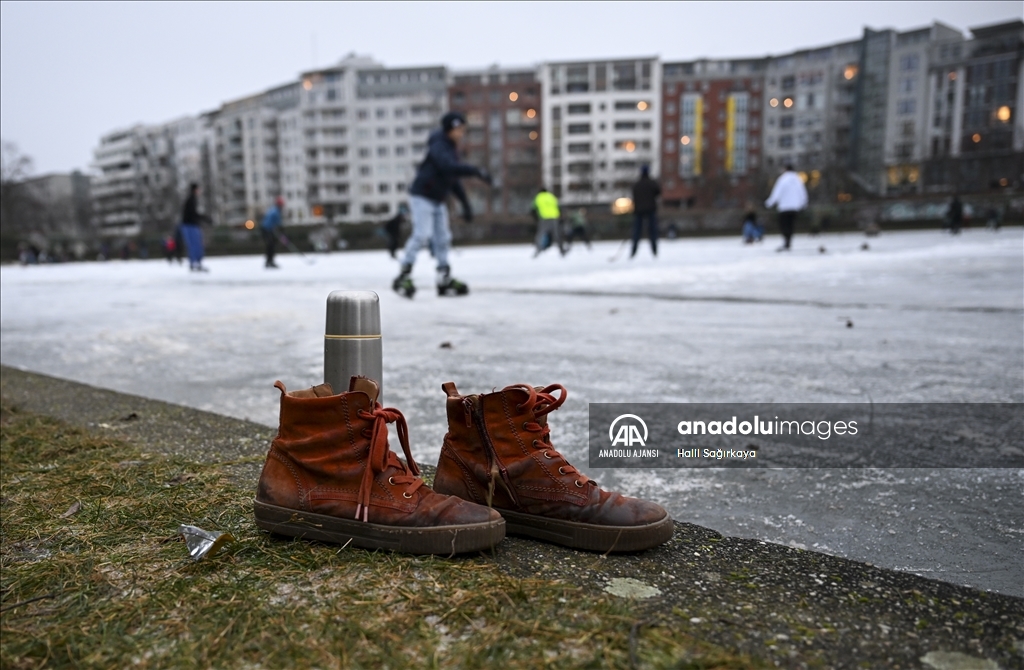 Berlin'de donan süs havuzunun üzerinde buz pateni yaptılar
