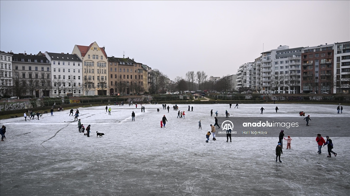 Berlin'de donan süs havuzunun üzerinde buz pateni yaptılar
