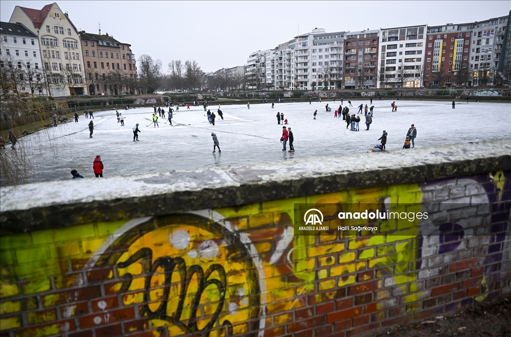 Berlin'de donan süs havuzunun üzerinde buz pateni yaptılar
