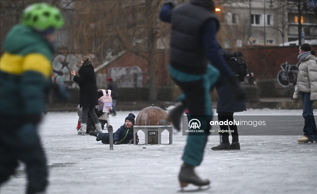 Berlin'de donan süs havuzunun üzerinde buz pateni yaptılar