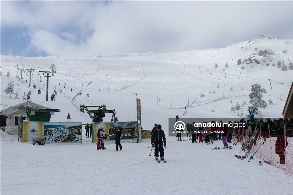 Kartalkaya Kayak Merkezi'nde kar kalınlığı 137 santimetreye ulaştı