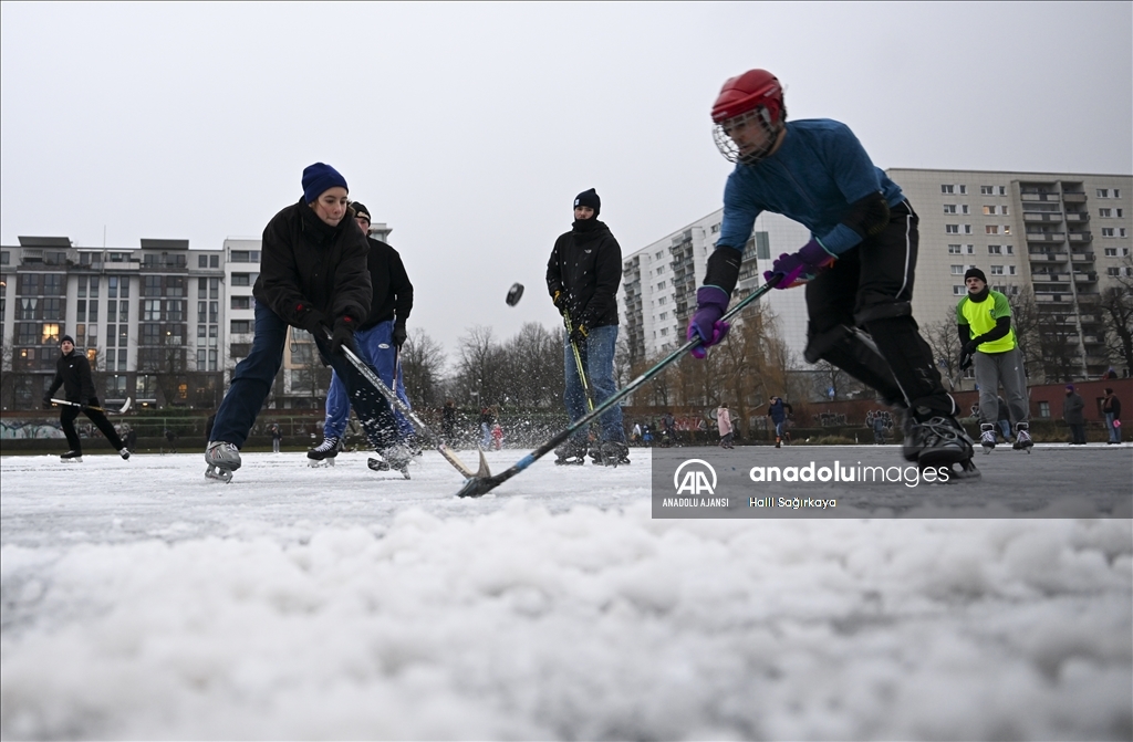 Berlin'de donan süs havuzunun üzerinde buz pateni yaptılar