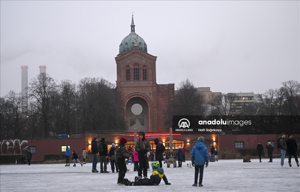 Berlin'de donan süs havuzunun üzerinde buz pateni yaptılar