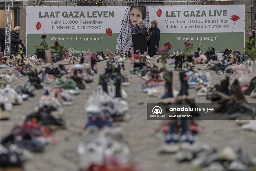 Öldürülen Filistinli çocuklar için Amsterdam'ın Dam Meydanı'na binlerce ayakkabı bırakıldı