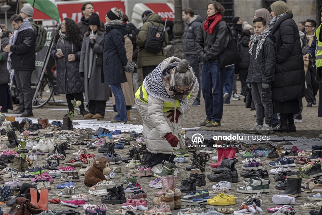 Öldürülen Filistinli çocuklar için Amsterdam'ın Dam Meydanı'na binlerce ayakkabı bırakıldı
