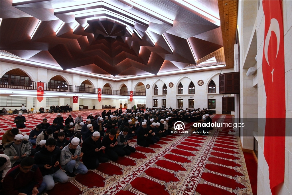 Malatya'da şehitler için sabah namazında dua edildi