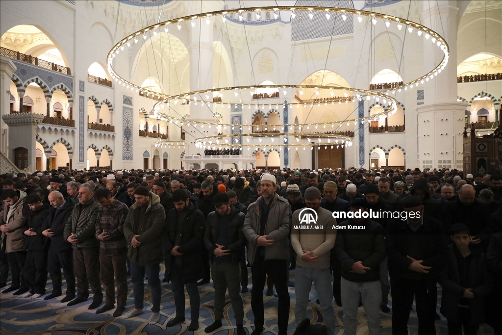 İstanbul'da sabah namazında şehitler için dua edildi