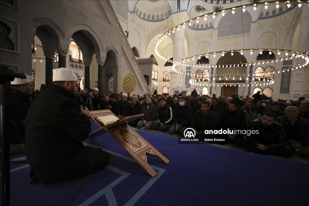 İstanbul'da sabah namazında şehitler için dua edildi
