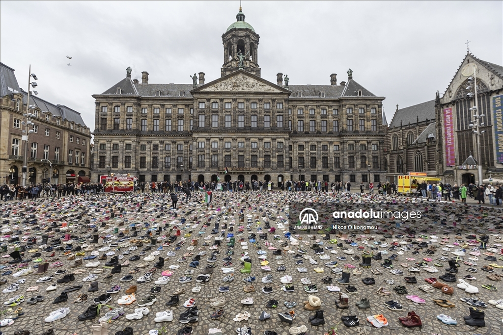 Öldürülen Filistinli çocuklar için Amsterdam'ın Dam Meydanı'na binlerce ayakkabı bırakıldı