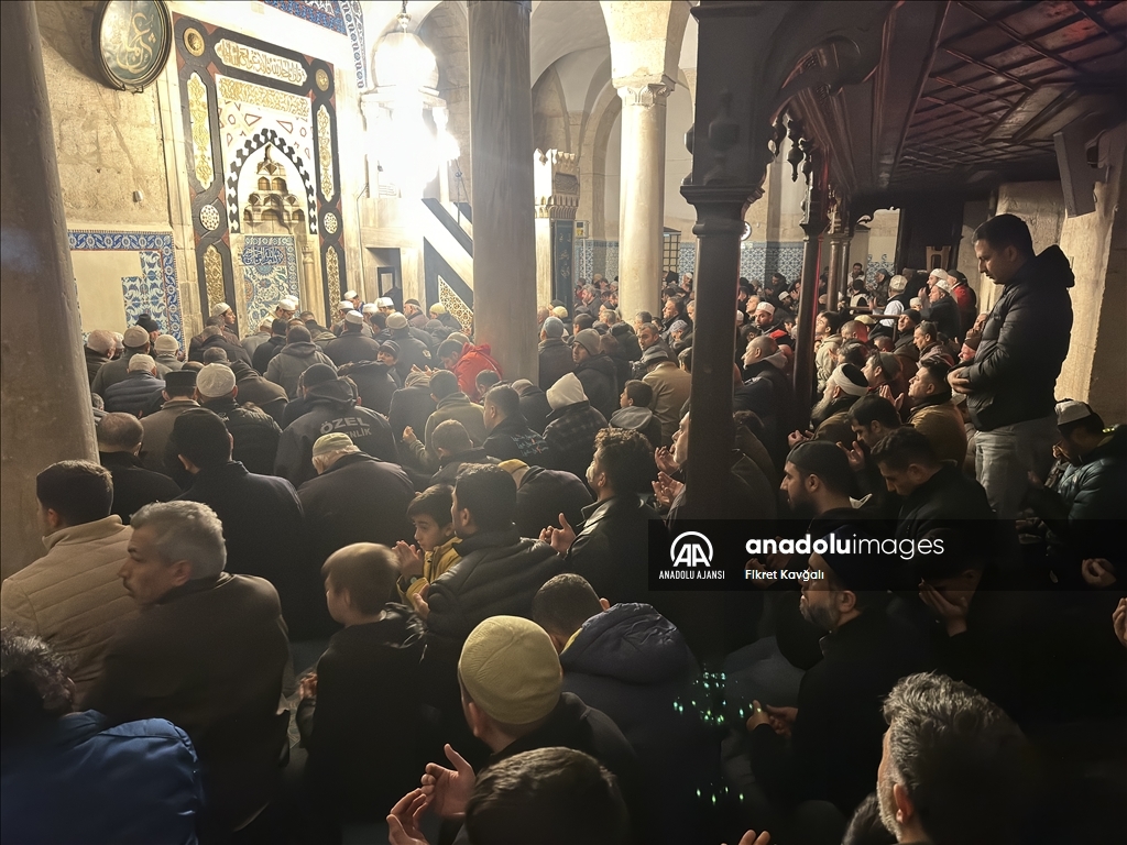 Adana'da sabah namazında şehitler için dua edildi