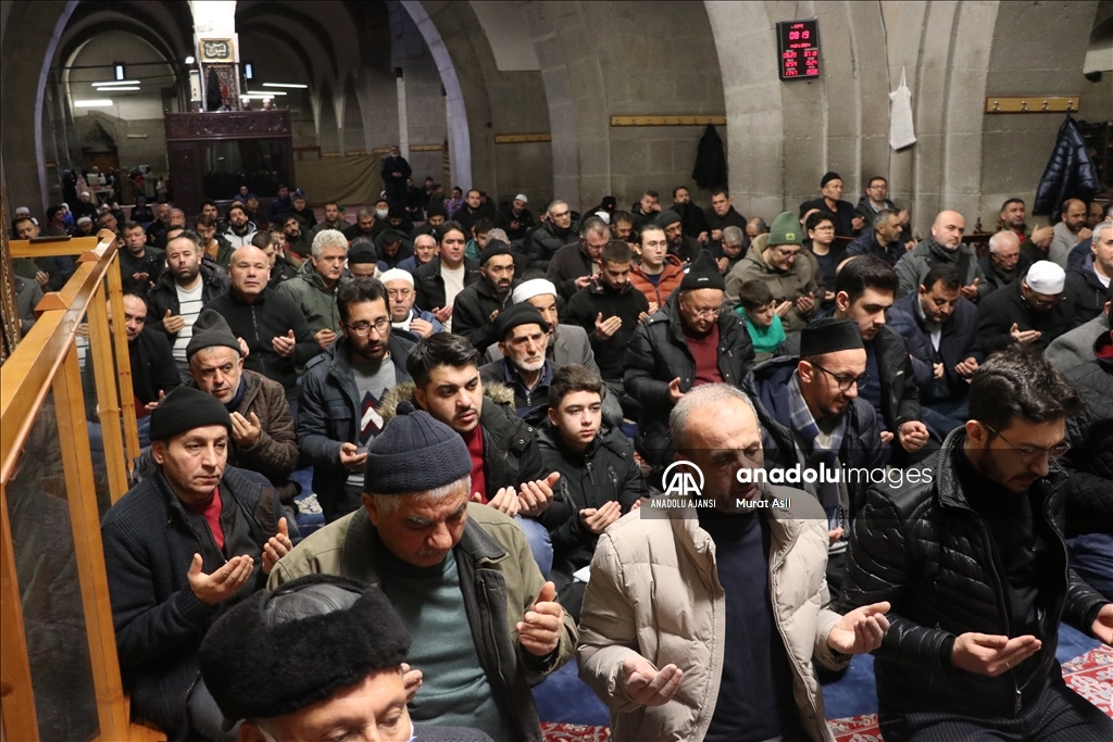 Kayseri'de şehitler için sabah namazında dua edildi