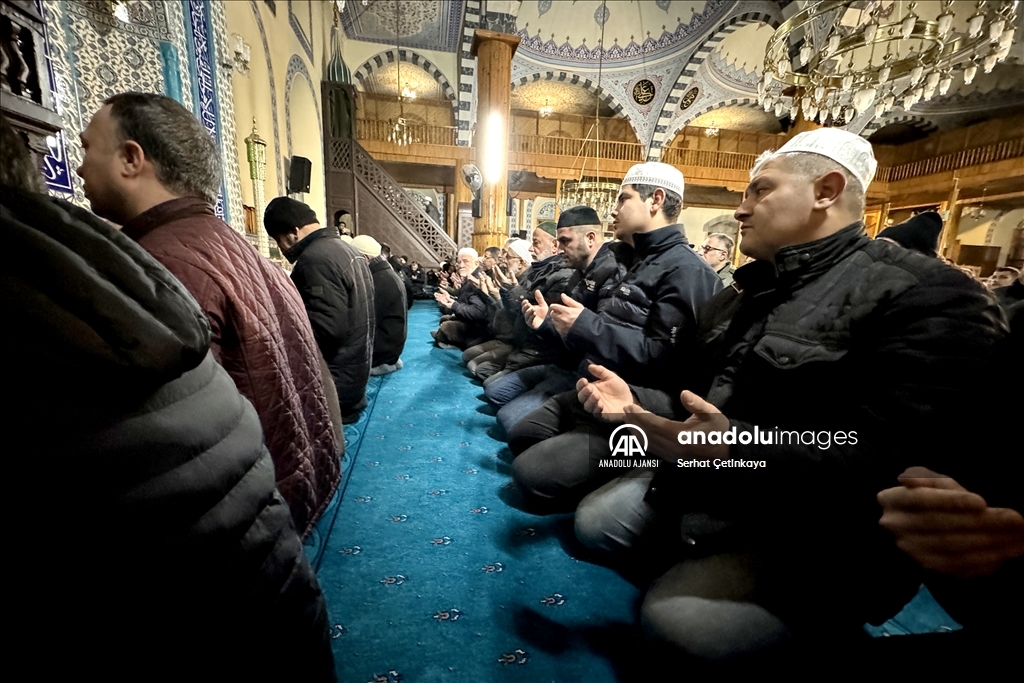 Konya'da şehitler için sabah namazında dua edildi