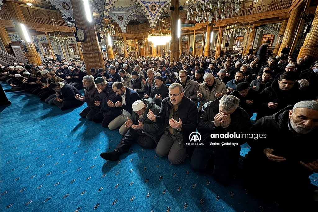 Konya'da şehitler için sabah namazında dua edildi