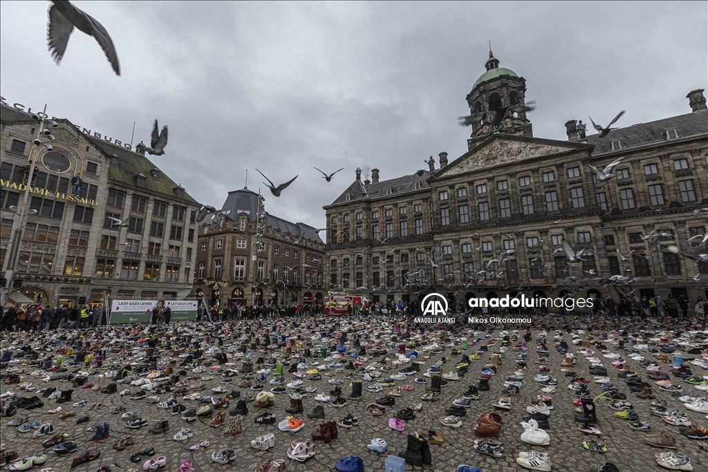 Öldürülen Filistinli çocuklar için Amsterdam'ın Dam Meydanı'na binlerce ayakkabı bırakıldı
