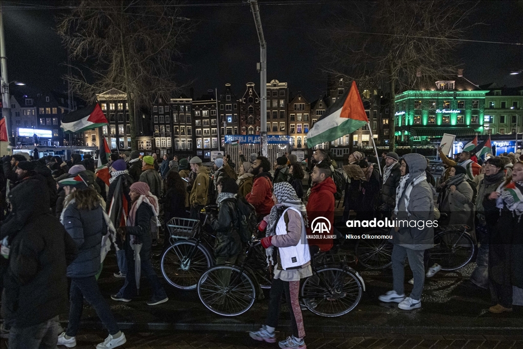 İsrail saldırılarında ölen Filistinli çocukları anmak için Amsterdam'da binlerce ayakkabı bırakıldı