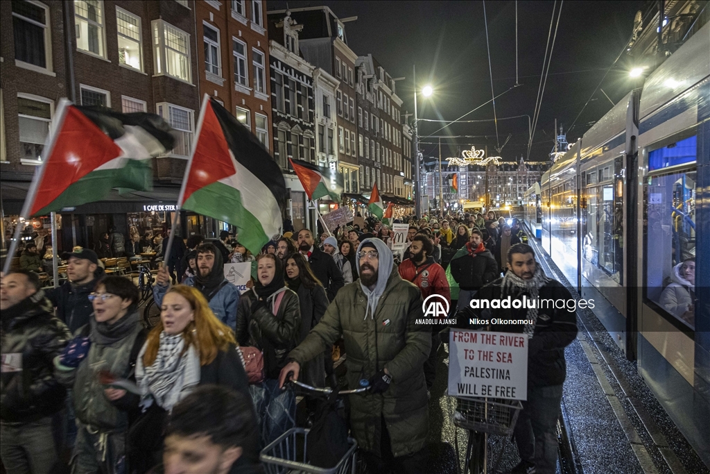 İsrail saldırılarında ölen Filistinli çocukları anmak için Amsterdam'da binlerce ayakkabı bırakıldı