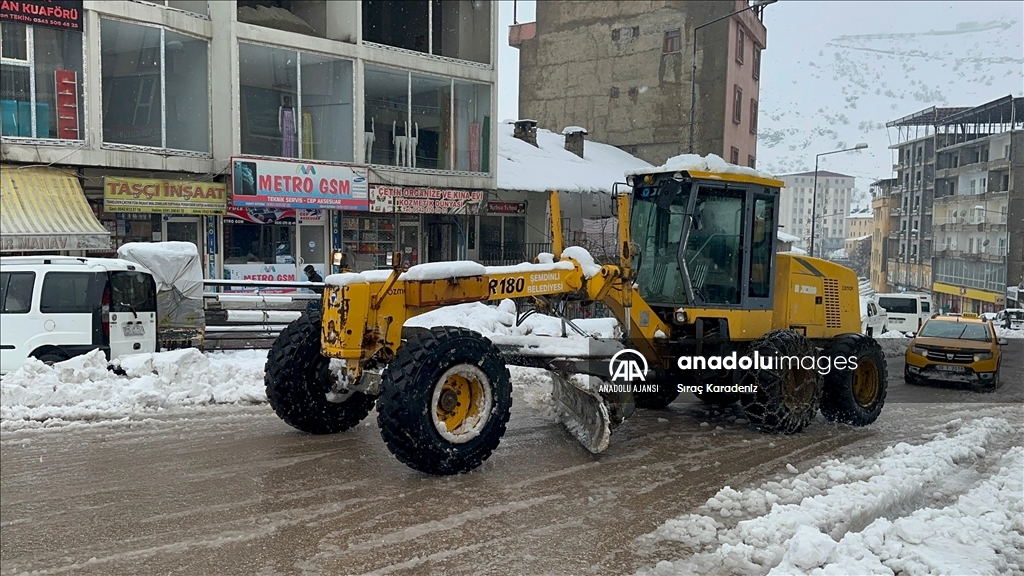 Van, Hakkari, Bitlis ve Muş'ta 1144 yerleşim birimine ulaşım sağlanamıyor