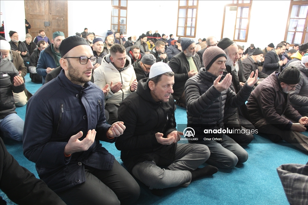 Sakarya'da şehitler için sabah namazında dua edildi