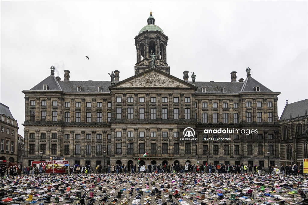 İsrail saldırılarında ölen Filistinli çocukları anmak için Amsterdam'da binlerce ayakkabı bırakıldı