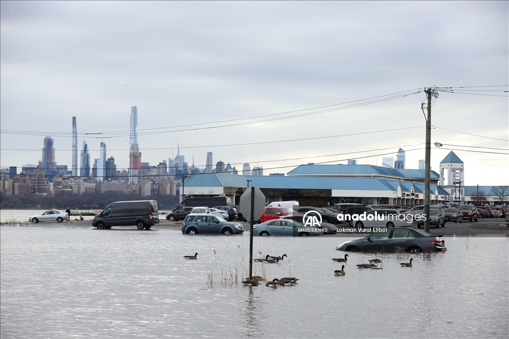 Şiddetli fırtına New Jersey'de nehir kenarındaki yerleşim yerlerini sular altında bıraktı