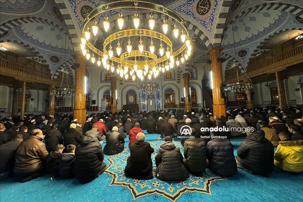 Konya'da şehitler için sabah namazında dua edildi