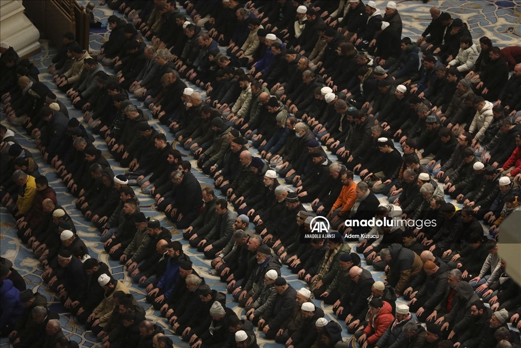 İstanbul'da sabah namazında şehitler için dua edildi