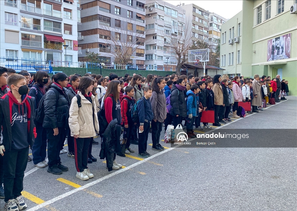İzmir'deki tüm okullarda şehitler için bir dakikalık saygı duruşunda bulunuldu