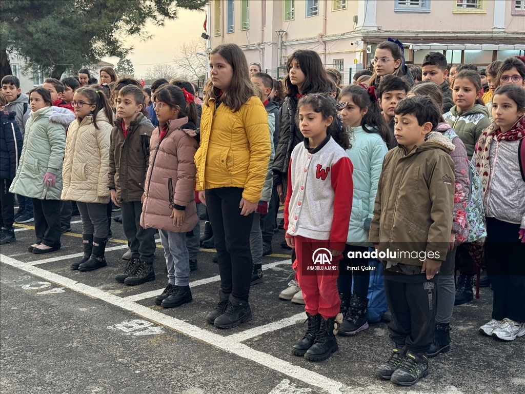 Tekirdağ'da okullarda şehitler için saygı duruşunda bulunuldu